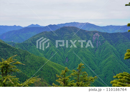 大無間山展望地からの光岳・池口岳 110186764