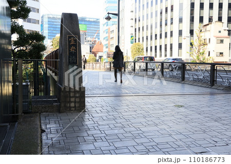 東京都中央区の亀島川に架かる霊岸橋 東京都中央区の亀島川に架かる霊岸橋 110186773