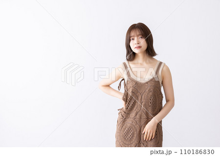腰に手を当ててポーズをとる女性 腰に手を当ててポーズをとる女性 110186830