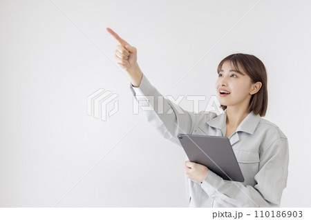 タブレットを持つ作業着の女性 タブレットを持つ作業着の女性 110186903