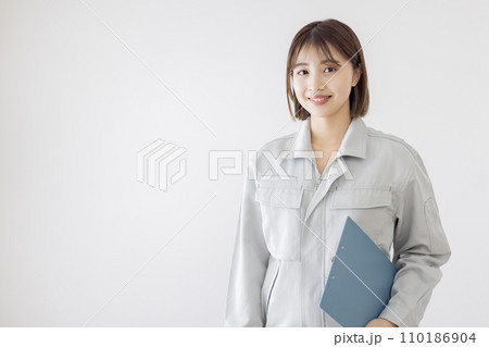 クリップボードを持つ作業服の女性 クリップボードを持つ作業服の女性 110186904