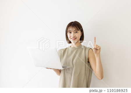 ノートパソコンを使う若い女性 ノートパソコンを使う若い女性 110186925