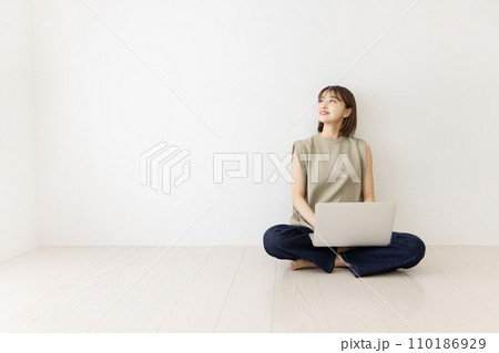 ノートパソコンを使う若い女性 110186929