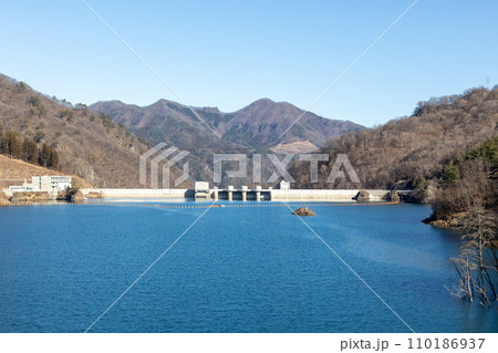 八ッ場大橋から見る満水位の八ッ場ダム 110186937