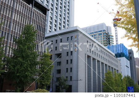 東京都千代田区の日比谷濠端に立つ帝国劇場と第一生命のビル 東京都千代田区の日比谷濠端に立つ帝国劇場と第一生命のビル 110187441