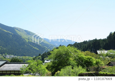 寂光院参道から見た比叡山 110187669