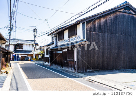 【重要伝統的建造物群保存地区】城東町並み保存地区　出雲街道と卯建と海鼠壁の家屋　岡山県津山市 110187750
