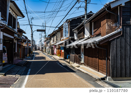 【重要伝統的建造物群保存地区】城東町並み保存地区　出雲街道と中之町の風景1　岡山県津山市 110187780