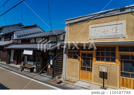 【重要伝統的建造物群保存地区】城東町並み保存地区　古い銭湯と町家1　岡山県津山市 110187788