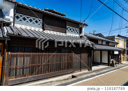 【重要伝統的建造物群保存地区】城東町並み保存地区　古い銭湯と町家2　岡山県津山市 110187789