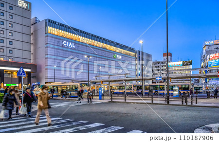 横浜市鶴見区の都市風景　鶴見駅　CIAL鶴見 110187906