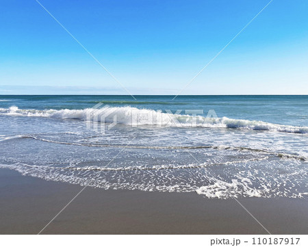 快晴の日の太平洋サーフの波打ち際 快晴の日の太平洋サーフの波打ち際 110187917