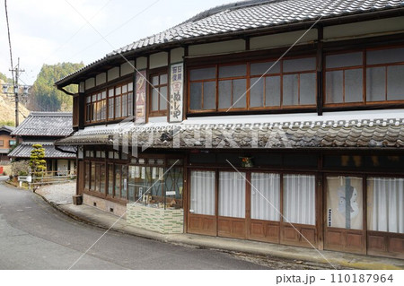 三重県津市の名松線伊勢奥津駅周辺の街並みの風景 110187964