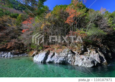 長野県木曽郡大桑村野尻　阿寺ブルーの阿寺渓谷狸ヶ淵の紅葉 110187971