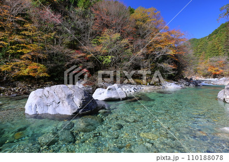 長野県木曽郡大桑村野尻 阿寺渓谷の阿寺ブルーと紅葉の景色 長野県木曽郡大桑村野尻 阿寺渓谷の阿寺ブルーと紅葉の景色 110188078