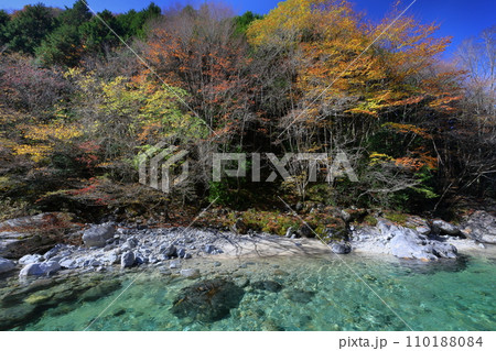 長野県木曽郡大桑村野尻 阿寺渓谷の阿寺ブルーと紅葉の景色 長野県木曽郡大桑村野尻 阿寺渓谷の阿寺ブルーと紅葉の景色 110188084