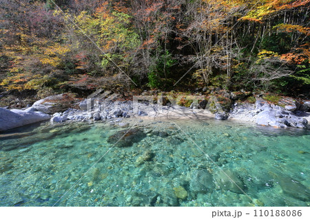長野県木曽郡大桑村野尻 阿寺渓谷の阿寺ブルーと紅葉の景色 長野県木曽郡大桑村野尻 阿寺渓谷の阿寺ブルーと紅葉の景色 110188086