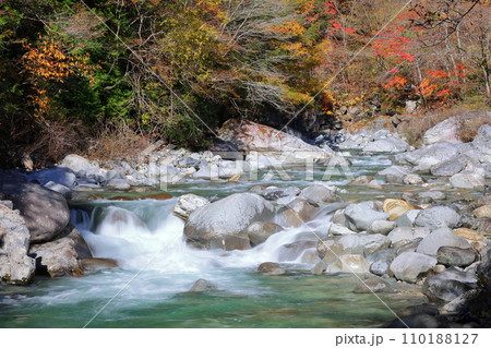 長野県木曽郡大桑村野尻 阿寺ブルーで有名な阿寺渓谷の紅葉と水の流れのスローシャッター撮影 長野県木曽郡大桑村野尻 阿寺ブルーで有名な阿寺渓谷の紅葉と水の流れのスローシャッター撮影 110188127