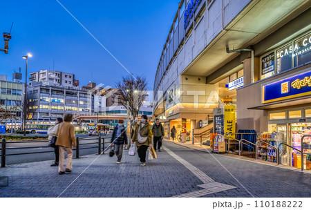 横浜市鶴見区の都市風景　鶴見駅 110188222