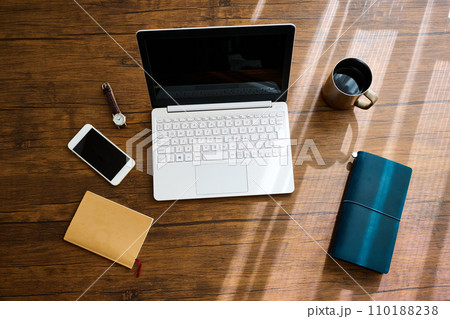 デスクに置かれたパソコンとビジネス小物 デスクに置かれたパソコンとビジネス小物 110188238
