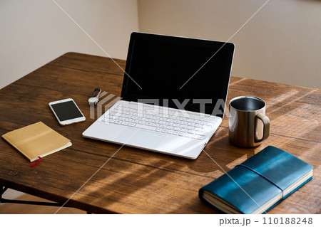 デスクに置かれたパソコンとビジネス小物 デスクに置かれたパソコンとビジネス小物 110188248