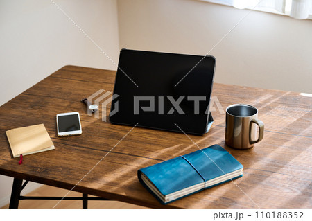 デスクに置かれたタブレット端末とビジネスグッズ 110188352
