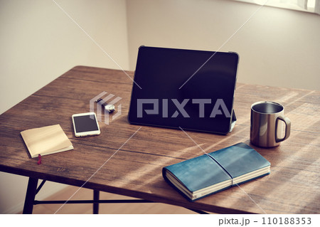 デスクに置かれたタブレット端末とビジネスグッズ デスクに置かれたタブレット端末とビジネスグッズ 110188353