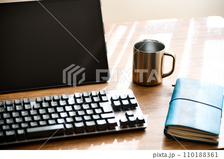 デスクに置かれたタブレット端末とビジネスグッズ 110188361
