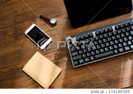 デスクに置かれたタブレット端末とビジネスグッズ デスクに置かれたタブレット端末とビジネスグッズ 110188368