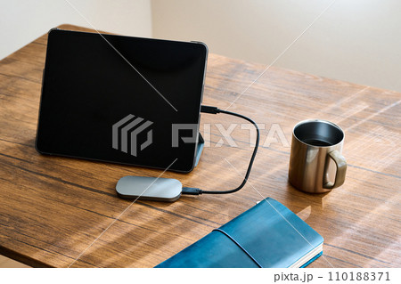 デスクに置かれたタブレット端末とビジネスグッズ 110188371