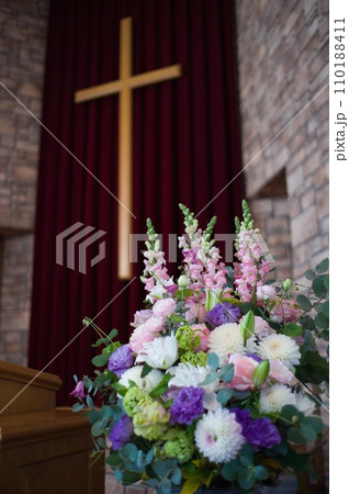 教会の十字架と花 教会の十字架と花 110188411