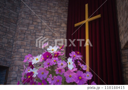 教会の十字架と花 教会の十字架と花 110188415