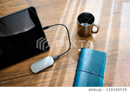 デスクに置かれたタブレット端末とビジネスグッズ 110188539