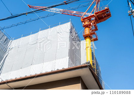 住宅街のマンション建設現場 住宅街のマンション建設現場 110189088