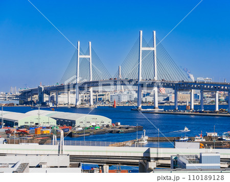 冬晴れの横浜ベイブリッジ 110189128