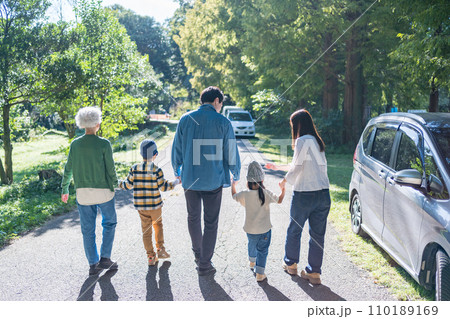 仲良し家族 公園 仲良し家族 公園 110189169