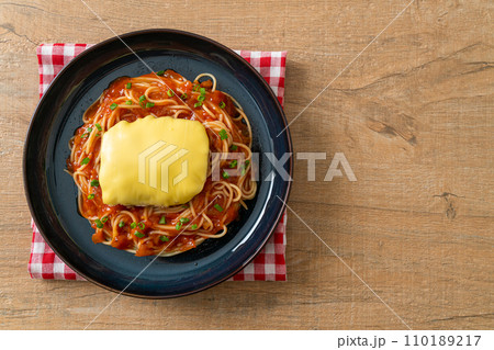 Spaghetti Tomato Sauce with Hamburg and Cheese 110189217