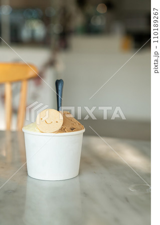 ice-cream with biscuit in cup 110189267