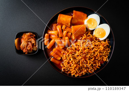 Korean instant noodles with Korean rice cake and fish cake and boiled egg 110189347