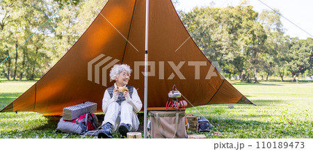キャンプを楽しむ60代女性 110189473