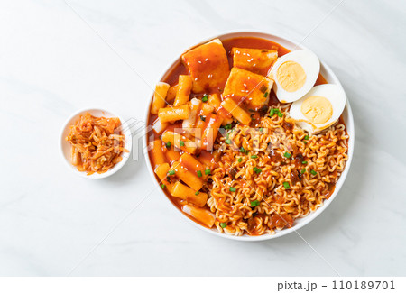 Korean instant noodles with Korean rice cake and fish cake and boiled egg 110189701