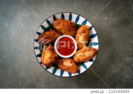 Crispy Fried Chicken with Fish Sauce 110189895