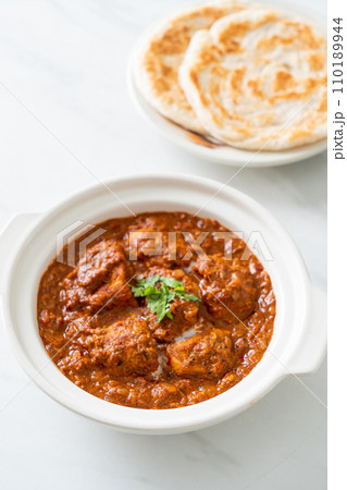 chicken tikka masala spicy curry meat food with roti or naan bread 110189944
