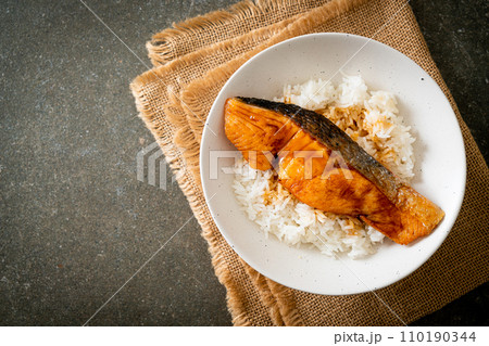 Grilled Salmon with Soy Sauce Rice Bowl 110190344