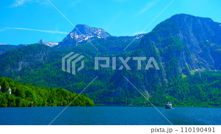 ハルシュタット湖と山々の絶景 ハルシュタット湖と山々の絶景 110190491