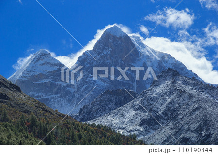 姿を現した四姑娘山の主峰 110190844