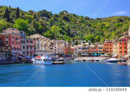 イタリアのリヴィエラ海岸にあるリゾートタウン、ポルトフィーノ 110190849