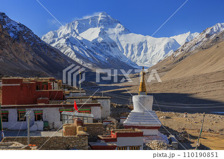 チベット自治区、ロンボクから眺めるチョモランマ チベット自治区、ロンボクから眺めるチョモランマ 110190851