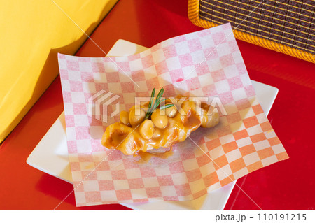 caramel with macadamia nuts croffle 110191215