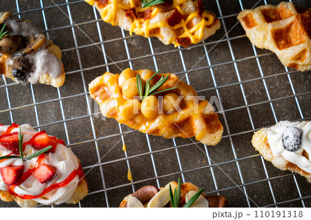 caramel with macadamia nuts croffle caramel with macadamia nuts croffle 110191318